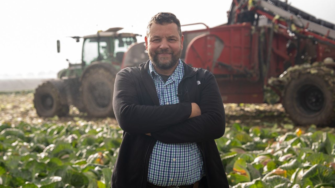 Business Fotografie Stuttgart – Landwirt vor Traktor im Kohlfeld · VAGE Studios