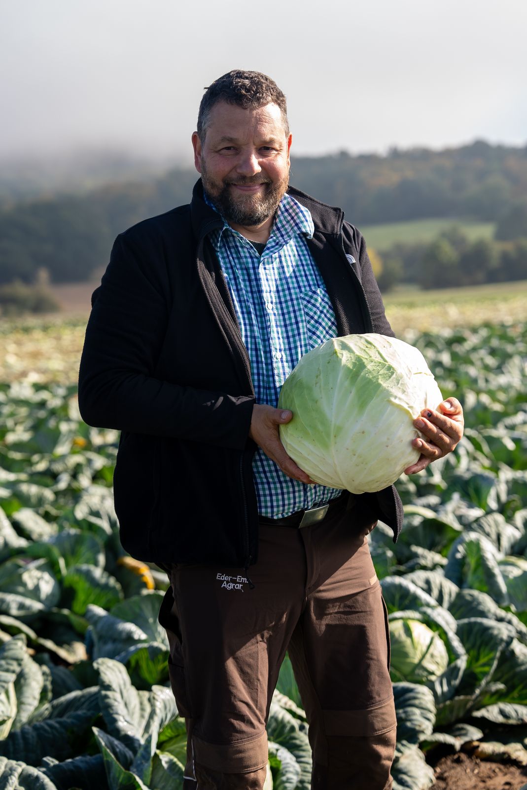 Business Portrait Fotografie – Landwirt mit Weißkohl auf dem Feld
