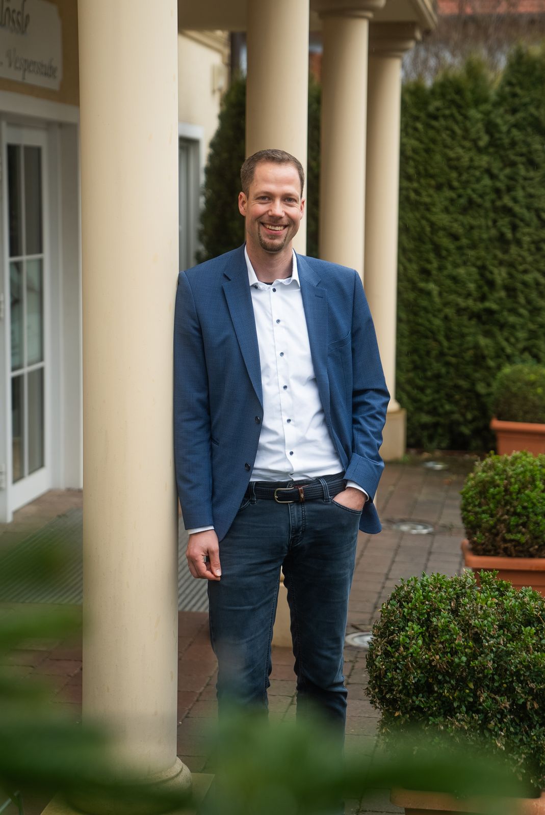 Business Portrait Fotografie – Mann im Sakko vor Säulen
