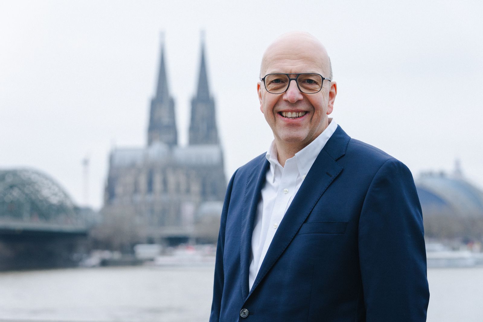 Corporate Portrait Fotografie – Mann vor dem Kölner Dom